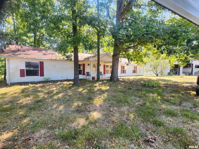 ranch-style house featuring a front yard