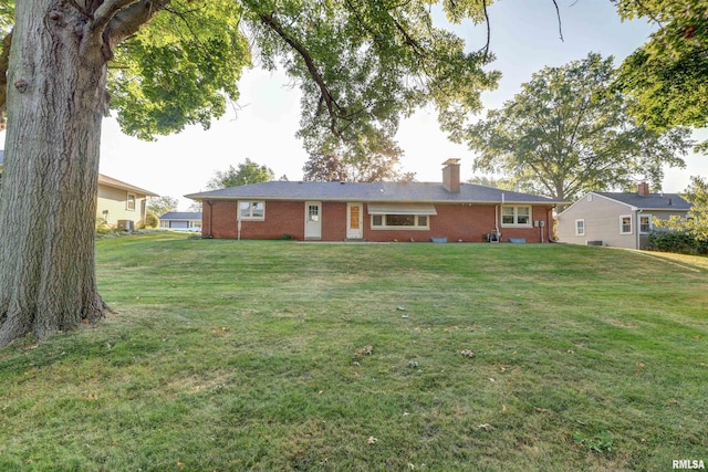 view of front of home featuring a front lawn