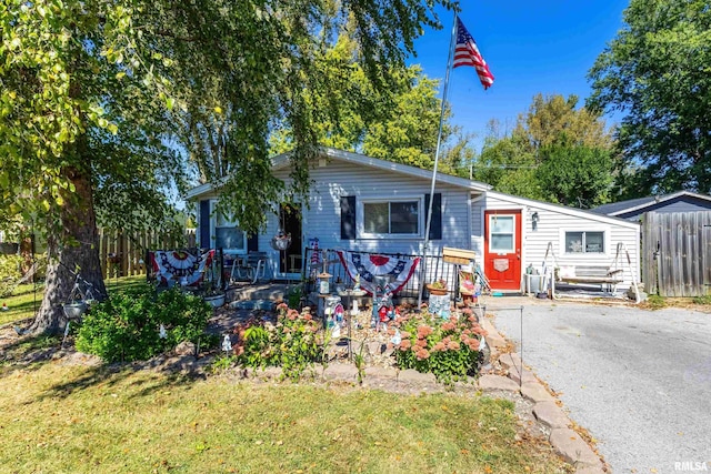 view of front of home featuring a front yard