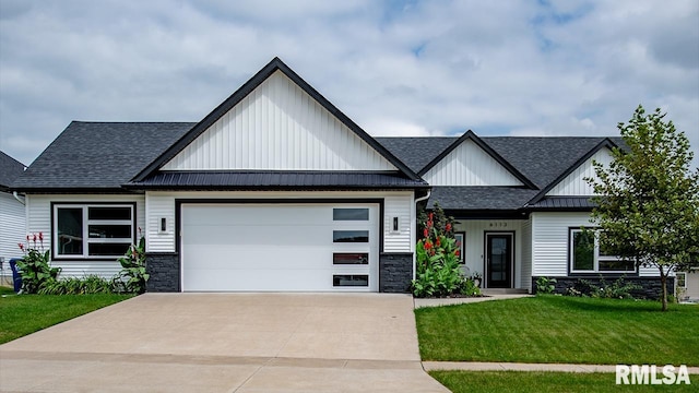 view of front facade with a garage and a front yard