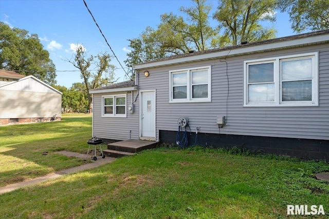 back of house featuring a lawn