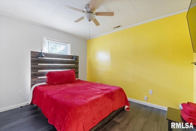 bedroom featuring crown molding, dark hardwood / wood-style flooring, and ceiling fan