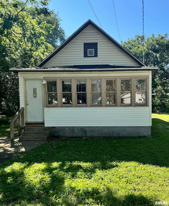 view of front facade featuring a front lawn