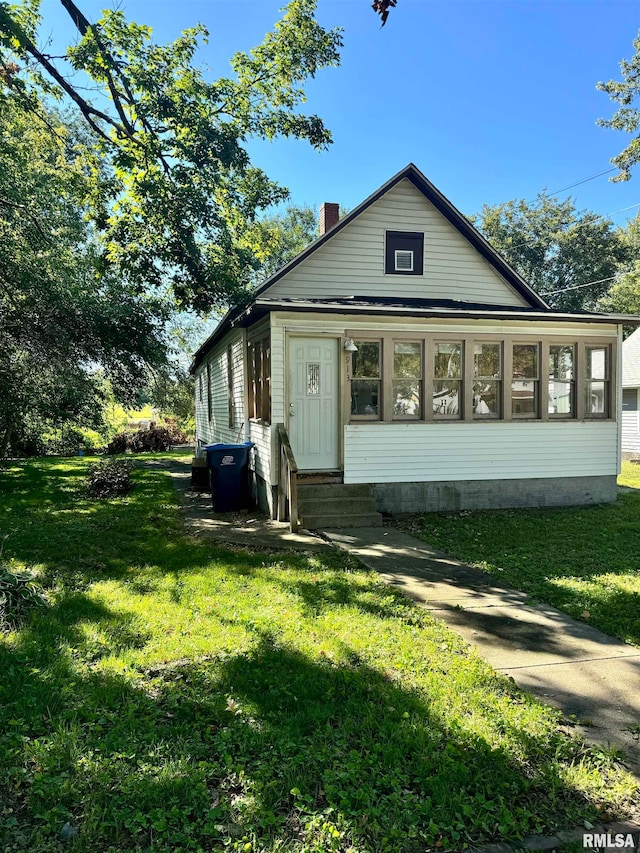 view of front of home featuring a front yard