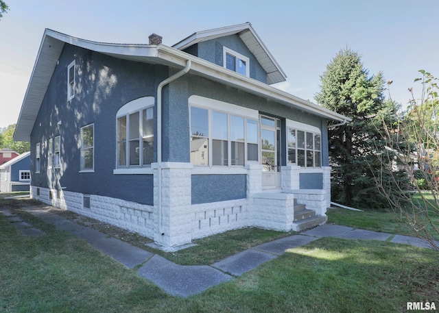 view of front facade with a front yard