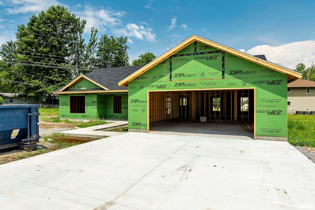 view of front of house featuring a carport