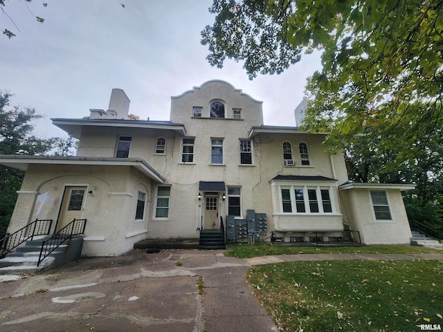 view of front facade with a front yard