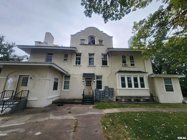 view of front of home with a front lawn