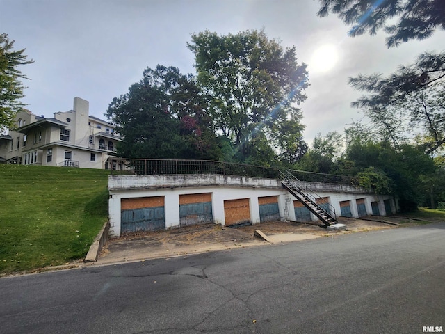 view of front of home featuring a front lawn and a garage