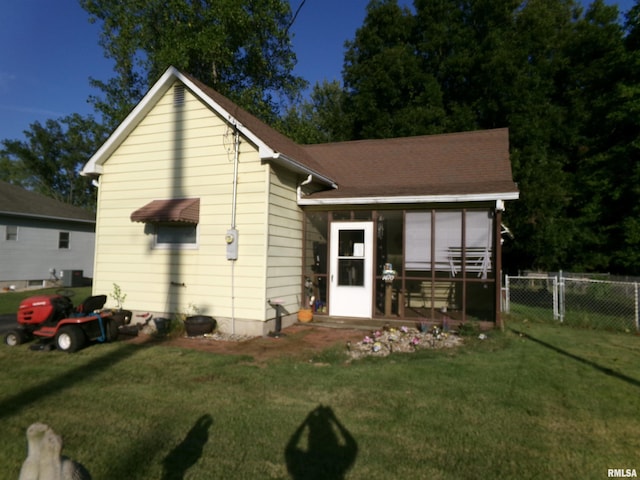 view of front of home featuring a front lawn