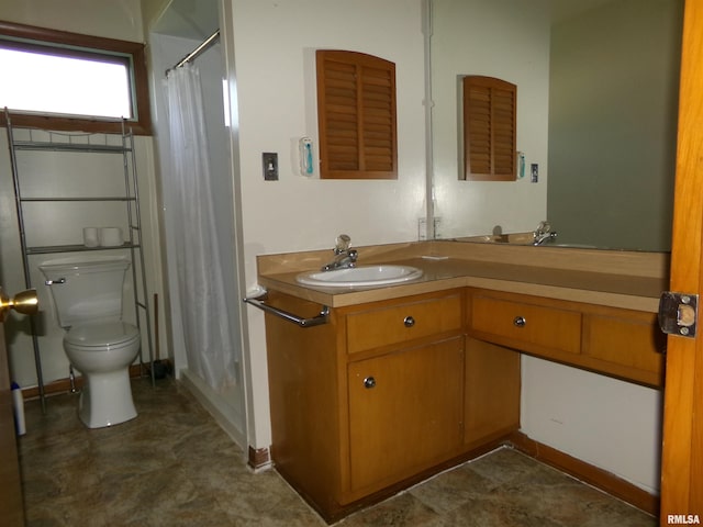 bathroom featuring a shower with curtain, vanity, and toilet