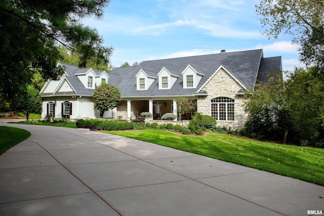 view of front of property with a front lawn