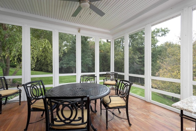 sunroom with ceiling fan