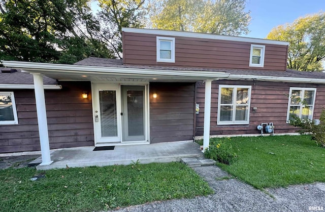 view of front facade with a front yard