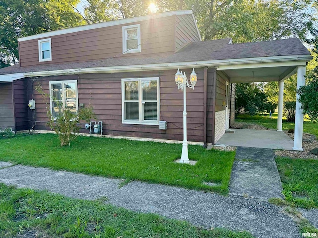 view of front of home with a front lawn and a carport