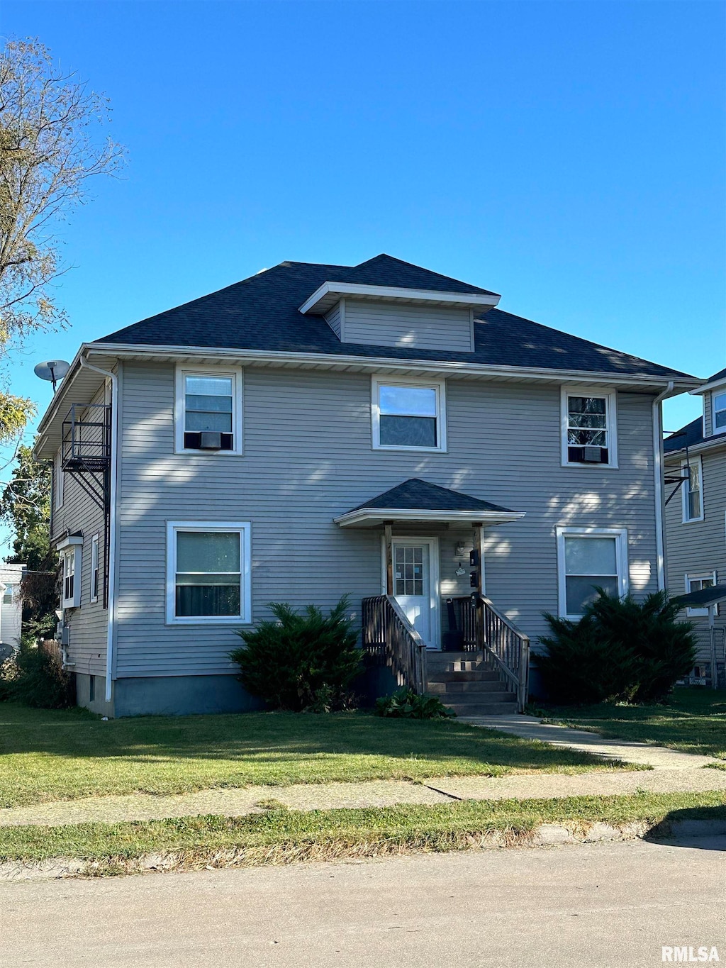 view of front of property featuring a front lawn