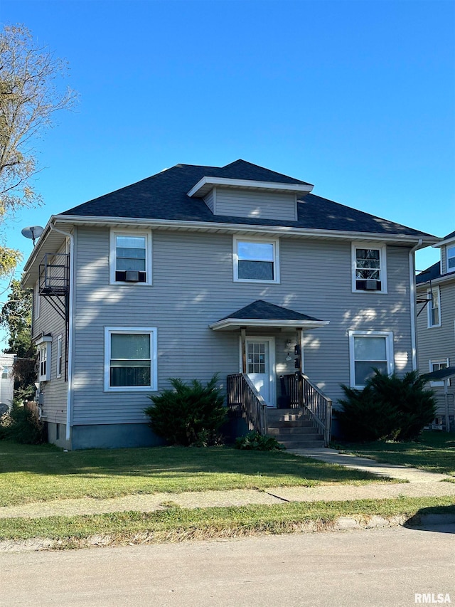 view of front of property featuring a front lawn