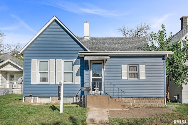 view of front of property with a front lawn