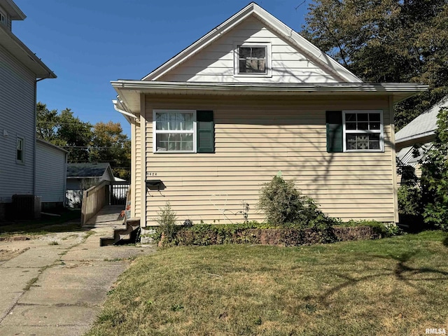 view of side of property featuring a yard