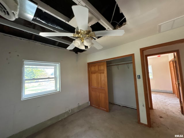 unfurnished bedroom featuring ceiling fan and a closet