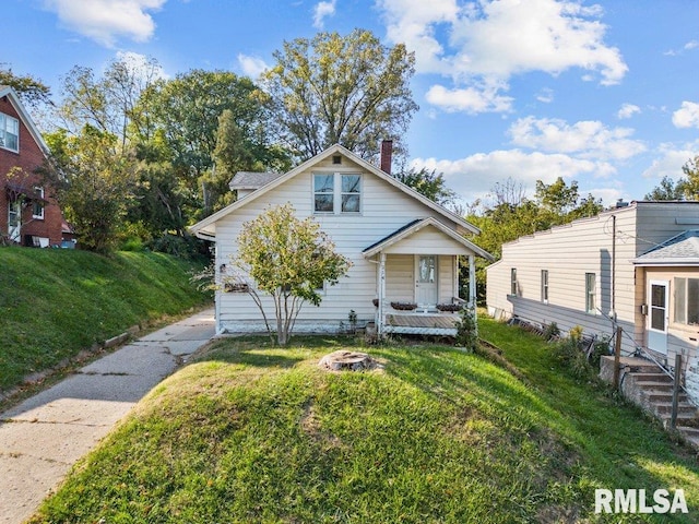 bungalow featuring a front lawn