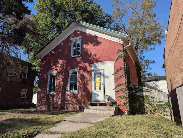 view of front facade featuring a front yard