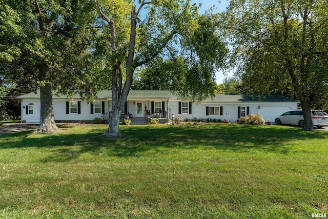 single story home with a front lawn