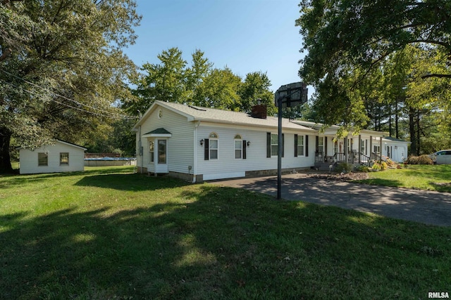 view of front of property featuring a patio and a front lawn