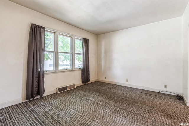 carpeted spare room with a notable chandelier