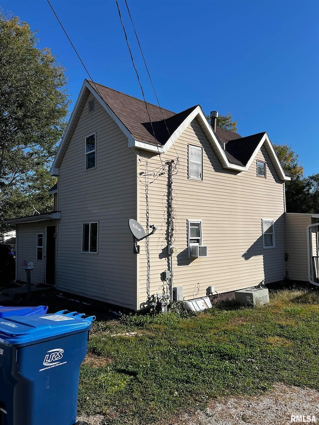 view of side of property featuring a yard