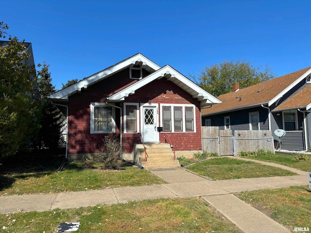 view of front of house featuring a front lawn