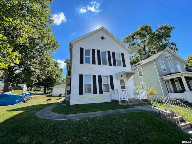 view of front facade featuring a front lawn