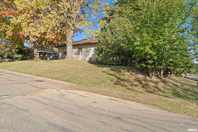 view of front facade featuring a front lawn