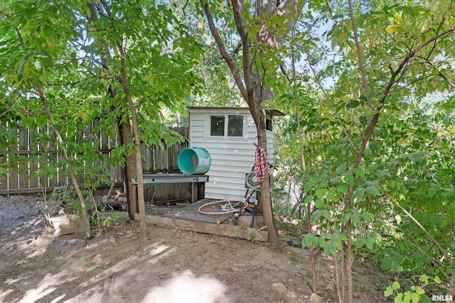 view of yard with a storage shed