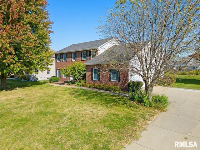 colonial home featuring a front lawn