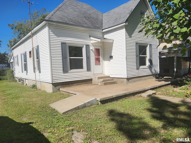 view of front of property with a front lawn