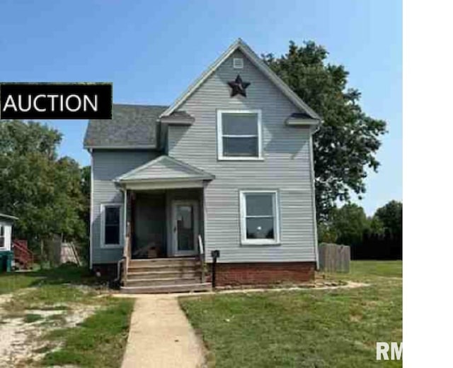 view of front of property featuring a front lawn