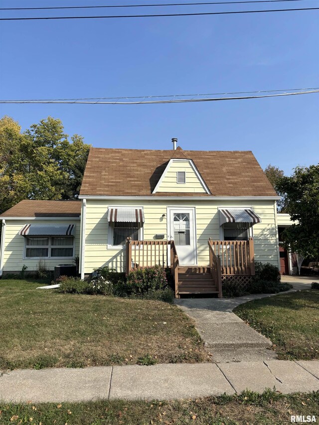 bungalow-style house featuring a front yard