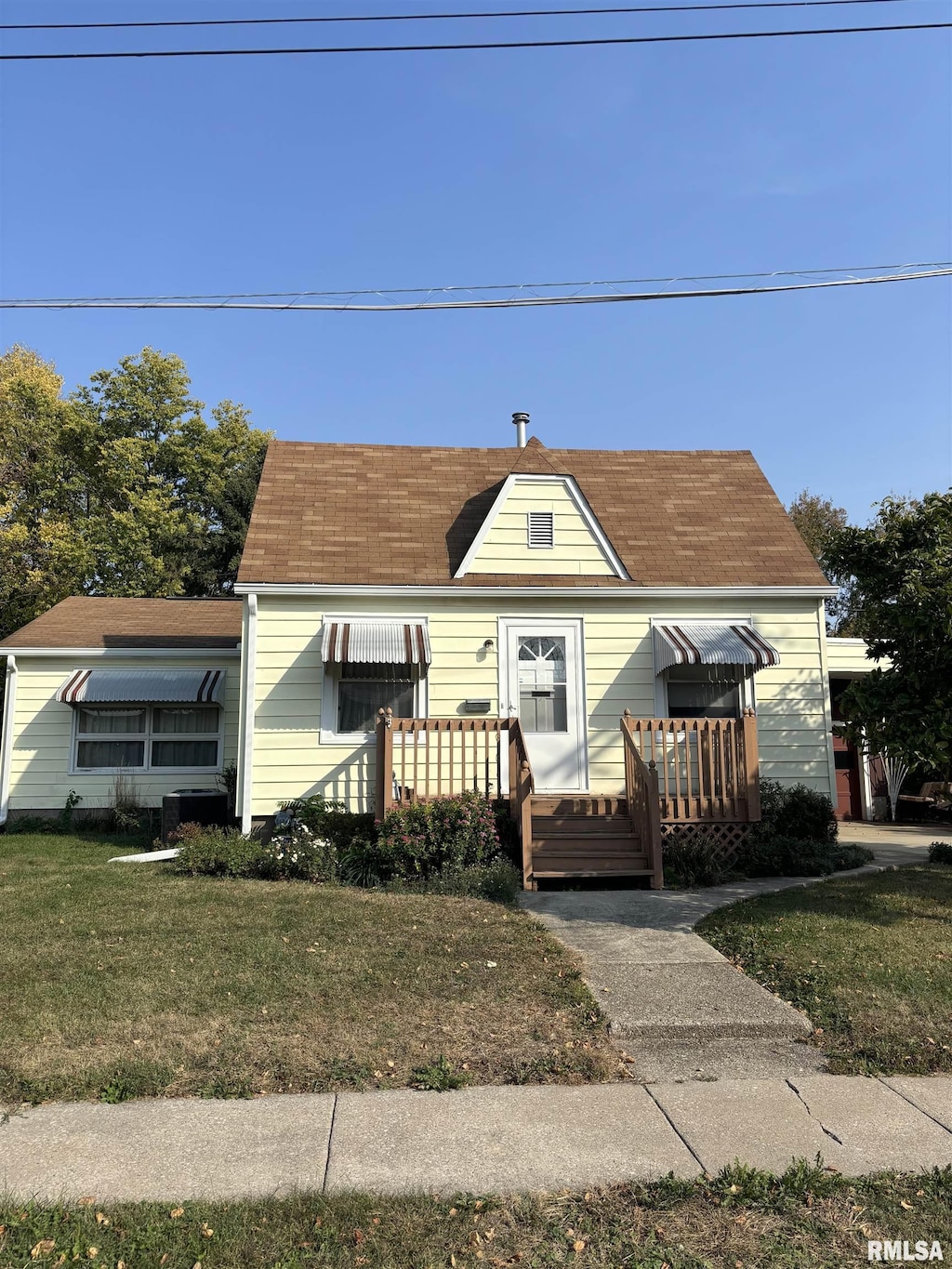 bungalow-style house featuring a front yard