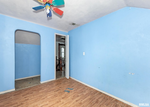 unfurnished room with light wood-style floors, ceiling fan, visible vents, and baseboards