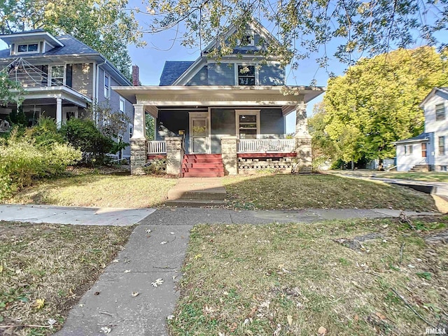 view of front facade featuring a porch and a front lawn