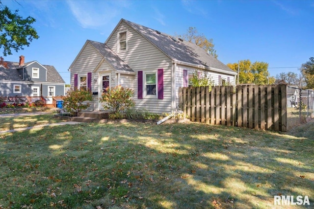 view of front facade featuring a front lawn