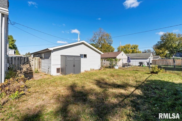 view of yard featuring a shed