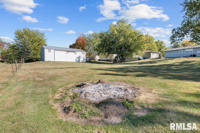 view of yard with an outdoor structure