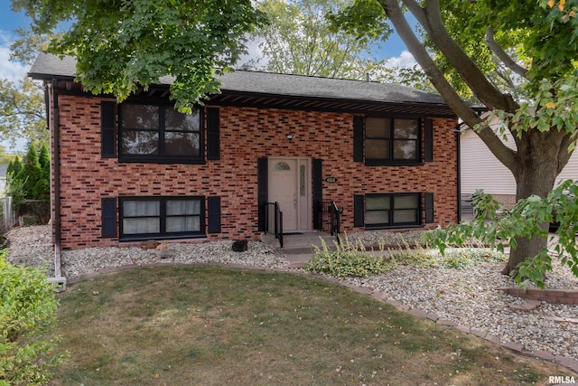 bi-level home featuring a front lawn