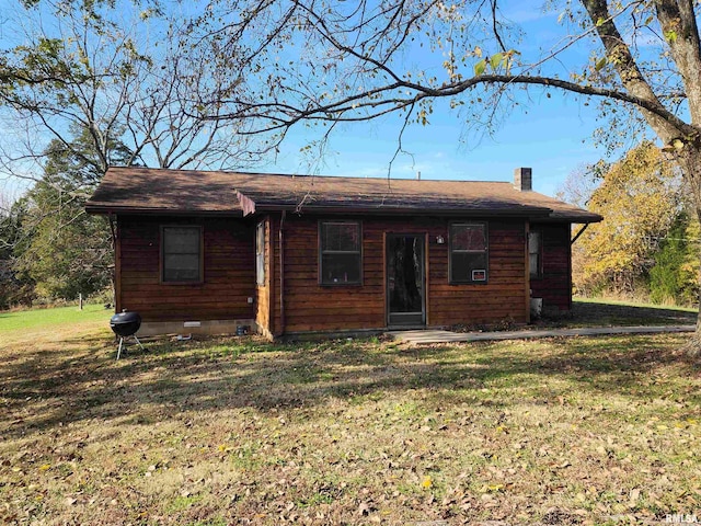 view of front of home with a front lawn