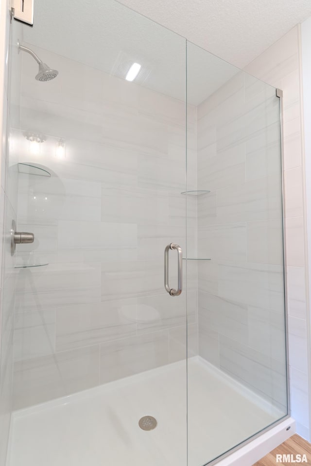 941 9th Ave N, Clinton, IA 52732 - full bath with a stall shower