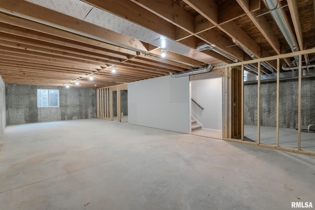 941 9th Ave N, Clinton, IA 52732 - below grade area with stairway