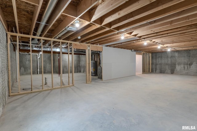 941 9th Ave N, Clinton, IA 52732 - unfinished below grade area with gas water heater