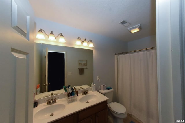 bathroom with toilet, a shower with curtain, and vanity